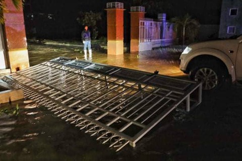 Bão đổ bộ trong đêm, cây ngã đổ la liệt, nhiều địa phương ở Phú Yên, Bình Định mất điện - Ảnh 9. Bão đổ bộ trong đêm, cây ngã đổ la liệt, nhiều địa phương ở Phú Yên, Bình Định mất điện - Ảnh 9.