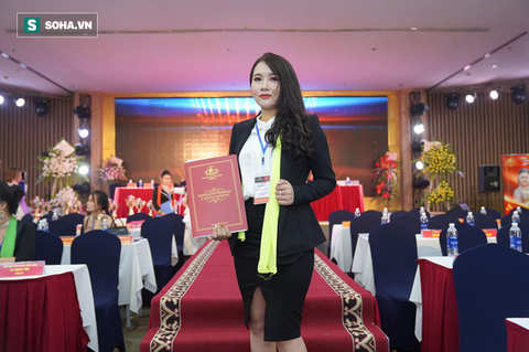 Từ bức ảnh bị chụp trộm lúc chấm thi, cô gái tiết lộ kiếm 100 triệu/tháng và tin đồn là hoa chưa chủ - Ảnh 4. Từ bức ảnh bị chụp trộm lúc chấm thi, cô gái tiết lộ kiếm 100 triệu/tháng và tin đồn là hoa chưa chủ - Ảnh 4.