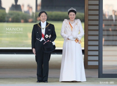 Khoảnh khắc Hoàng hậu Masako đôi mắt đỏ hoe, lén lau nước mắt khi diễu hành trước dân chúng trở thành tâm điểm chú ý - Ảnh 1. Khoảnh khắc Hoàng hậu Masako đôi mắt đỏ hoe, lén lau nước mắt khi diễu hành trước dân chúng trở thành tâm điểm chú ý - Ảnh 1.
