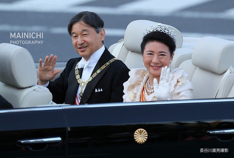 Khoảnh khắc Hoàng hậu Masako đôi mắt đỏ hoe, lén lau nước mắt khi diễu hành trước dân chúng trở thành tâm điểm chú ý - Ảnh 2. Khoảnh khắc Hoàng hậu Masako đôi mắt đỏ hoe, lén lau nước mắt khi diễu hành trước dân chúng trở thành tâm điểm chú ý - Ảnh 2.
