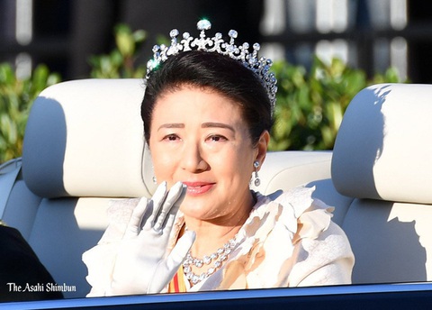 Khoảnh khắc Hoàng hậu Masako đôi mắt đỏ hoe, lén lau nước mắt khi diễu hành trước dân chúng trở thành tâm điểm chú ý - Ảnh 4. Khoảnh khắc Hoàng hậu Masako đôi mắt đỏ hoe, lén lau nước mắt khi diễu hành trước dân chúng trở thành tâm điểm chú ý - Ảnh 4.