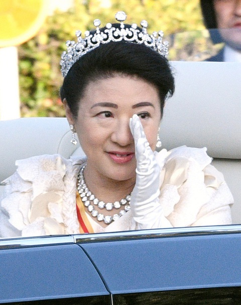 Khoảnh khắc Hoàng hậu Masako đôi mắt đỏ hoe, lén lau nước mắt khi diễu hành trước dân chúng trở thành tâm điểm chú ý - Ảnh 5. Khoảnh khắc Hoàng hậu Masako đôi mắt đỏ hoe, lén lau nước mắt khi diễu hành trước dân chúng trở thành tâm điểm chú ý - Ảnh 5.