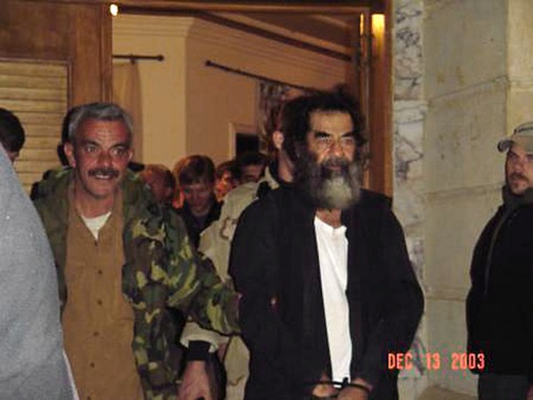 Người thẩm vấn Saddam Hussein tiết lộ những tình tiết bi thảm của vụ lừa dối lớn nhất lịch sử hiện đại - Ảnh 2. Người thẩm vấn Saddam Hussein tiết lộ những tình tiết bi thảm của vụ lừa dối lớn nhất lịch sử hiện đại - Ảnh 2.