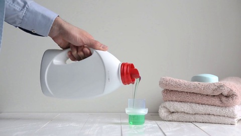 Mùa đông về, vì sao nhiều người có hiện tượng “điện giật”? Có cách nào giảm tránh không? - Ảnh 1. Mùa đông về, vì sao nhiều người có hiện tượng “điện giật”? Có cách nào giảm tránh không? - Ảnh 1.
