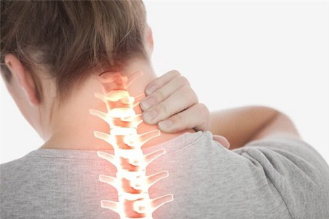 Chuyên gia chỉ cách nhận biết sớm thoát vị đĩa đệm cột sống cổ - Ảnh 1. Chuyên gia chỉ cách nhận biết sớm thoát vị đĩa đệm cột sống cổ - Ảnh 1.