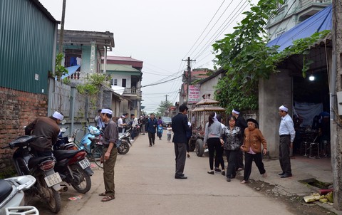 Cáo phó dán trắng đường làng có 7 người chết lúc đi đưa tang ở Vĩnh Phúc