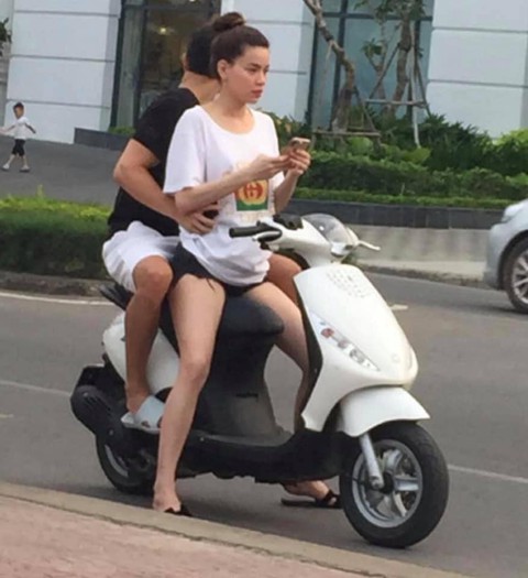 Hồ Ngọc Hà chở Kim Lý bằng xe máy mà không đội mũ bảo hiểm gây tranh cãi - Ảnh 1. Hồ Ngọc Hà chở Kim Lý bằng xe máy mà không đội mũ bảo hiểm gây tranh cãi - Ảnh 1.