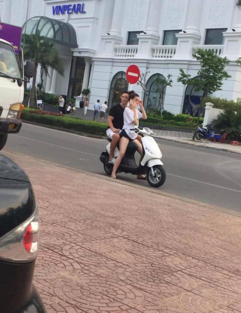 Hồ Ngọc Hà chở Kim Lý bằng xe máy mà không đội mũ bảo hiểm gây tranh cãi - Ảnh 2. Hồ Ngọc Hà chở Kim Lý bằng xe máy mà không đội mũ bảo hiểm gây tranh cãi - Ảnh 2.