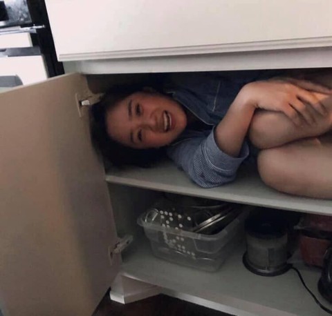 Dỗi bạn trai, cô gái chui vào tủ đựng chén đĩa bị phát hiện, nhan sắc gây chú ý nhất - Ảnh 4. Dỗi bạn trai, cô gái chui vào tủ đựng chén đĩa bị phát hiện, nhan sắc gây chú ý nhất - Ảnh 4.