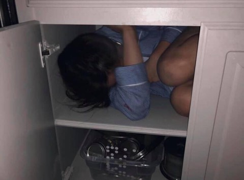Dỗi bạn trai, cô gái chui vào tủ đựng chén đĩa bị phát hiện, nhan sắc gây chú ý nhất - Ảnh 2. Dỗi bạn trai, cô gái chui vào tủ đựng chén đĩa bị phát hiện, nhan sắc gây chú ý nhất - Ảnh 2.