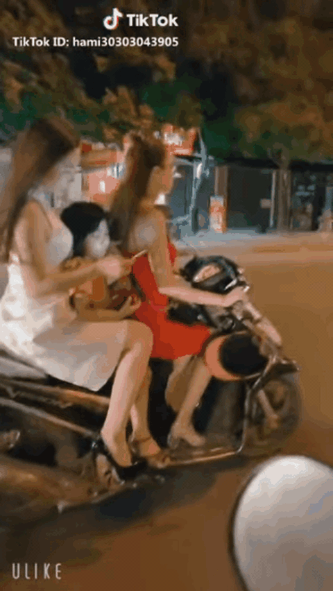 CLIP: Gái xinh đi xe không đội mũ bảo hiểm, chúi đầu xem điện thoại và cái kết đầy tiếc nuối - Ảnh 1. CLIP: Gái xinh đi xe không đội mũ bảo hiểm, chúi đầu xem điện thoại và cái kết đầy tiếc nuối - Ảnh 1.
