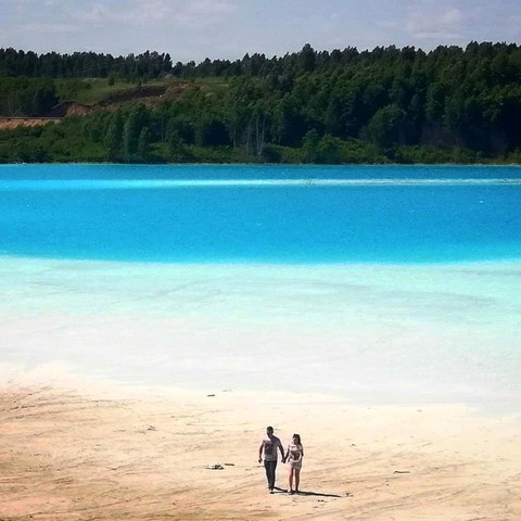 Bất chấp nước nhiễm độc, du khách đổ xô đến hồ Maldives của Nga - Ảnh 6. Bất chấp nước nhiễm độc, du khách đổ xô đến hồ Maldives của Nga - Ảnh 6.