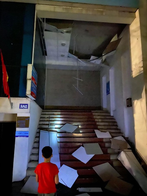 Mưa đá ở Yên Bái làm nhiều nhà dân tốc mái, ô tô, xe máy đổ la liệt trên đường - Ảnh 8. Mưa đá ở Yên Bái làm nhiều nhà dân tốc mái, ô tô, xe máy đổ la liệt trên đường - Ảnh 8.