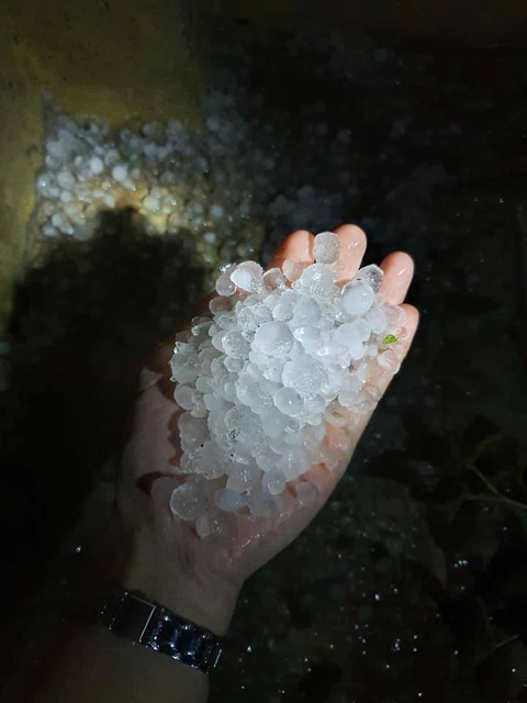 Mưa đá ở Yên Bái làm nhiều nhà dân tốc mái, ô tô, xe máy đổ la liệt trên đường - Ảnh 6. Mưa đá ở Yên Bái làm nhiều nhà dân tốc mái, ô tô, xe máy đổ la liệt trên đường - Ảnh 6.
