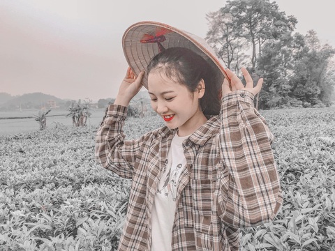 Nghỉ học về quê hái chè, nữ sinh Thái Nguyên bỗng gây chú ý vì bức ảnh chụp vội đăng trên trang cá nhân - Ảnh 1. Nghỉ học về quê hái chè, nữ sinh Thái Nguyên bỗng gây chú ý vì bức ảnh chụp vội đăng trên trang cá nhân - Ảnh 1.