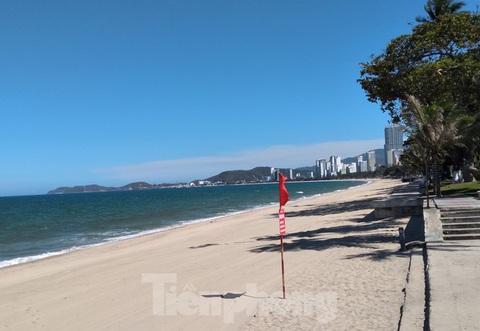 Từ ngày mai, người dân và du khách được tắm biển Nha Trang - Ảnh 1. Từ ngày mai, người dân và du khách được tắm biển Nha Trang - Ảnh 1.