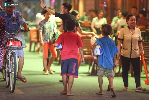 Những đứa trẻ không Tết thiếu nhi, trắng đêm phun lửa mưu sinh ở phố Tây Bùi Viện - Ảnh 16. Những đứa trẻ không Tết thiếu nhi, trắng đêm phun lửa mưu sinh ở phố Tây Bùi Viện - Ảnh 16.