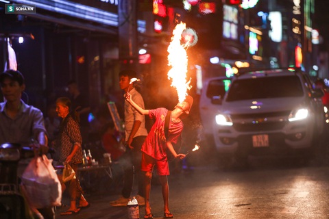 Những đứa trẻ không Tết thiếu nhi, trắng đêm phun lửa mưu sinh ở phố Tây Bùi Viện - Ảnh 5. Những đứa trẻ không Tết thiếu nhi, trắng đêm phun lửa mưu sinh ở phố Tây Bùi Viện - Ảnh 5.