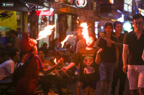 Những đứa trẻ không Tết thiếu nhi, trắng đêm phun lửa mưu sinh ở phố Tây Bùi Viện - Ảnh 1. Những đứa trẻ không Tết thiếu nhi, trắng đêm phun lửa mưu sinh ở phố Tây Bùi Viện - Ảnh 1.