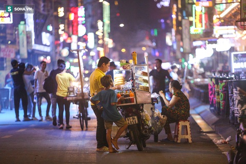 Những đứa trẻ không Tết thiếu nhi, trắng đêm phun lửa mưu sinh ở phố Tây Bùi Viện - Ảnh 11. Những đứa trẻ không Tết thiếu nhi, trắng đêm phun lửa mưu sinh ở phố Tây Bùi Viện - Ảnh 11.