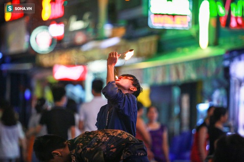 Những đứa trẻ không Tết thiếu nhi, trắng đêm phun lửa mưu sinh ở phố Tây Bùi Viện - Ảnh 7. Những đứa trẻ không Tết thiếu nhi, trắng đêm phun lửa mưu sinh ở phố Tây Bùi Viện - Ảnh 7.