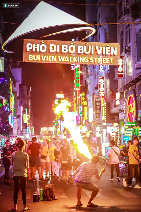 Những đứa trẻ không Tết thiếu nhi, trắng đêm phun lửa mưu sinh ở phố Tây Bùi Viện - Ảnh 2. Những đứa trẻ không Tết thiếu nhi, trắng đêm phun lửa mưu sinh ở phố Tây Bùi Viện - Ảnh 2.