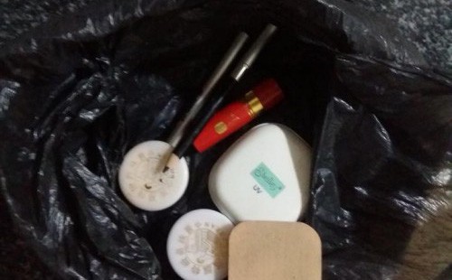 Bộ trang điểm cũ của mẹ và câu chuyện được chàng trai trẻ kể lại khiến nhiều người rưng rưng