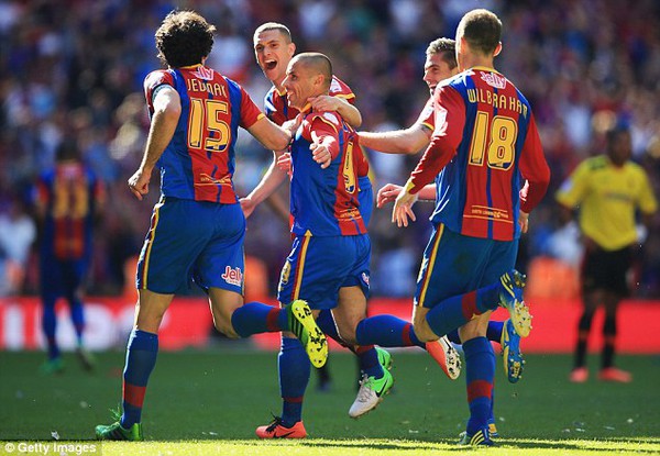 
	Kevin Phillips (số 9) ghi bàn thắng quyết định giúp Crystal Palace được lên chơi ở Premier League mùa tới