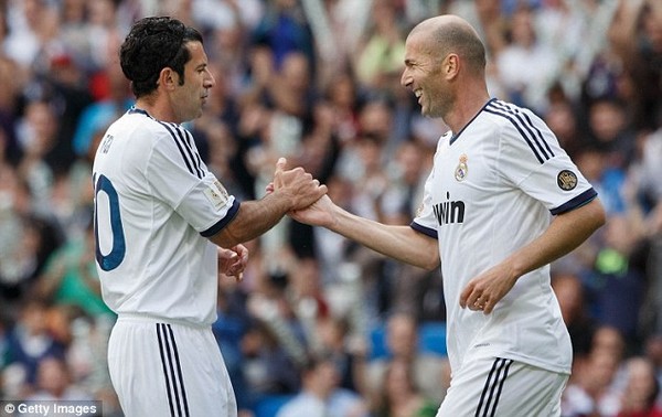 
	Zidane chúc mừng Figo ghi được 1 bàn thắng đẹp
