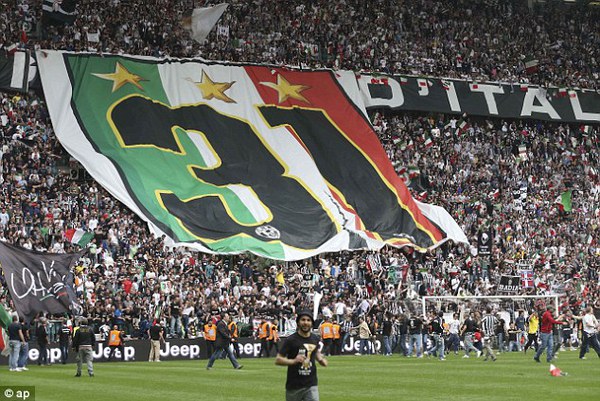 
	NHM Juventus trưng tấm biển cực lớn ca ngợi chức vô địch giải quốc nội lần thứ 31 của Juventus (trên thực tế là 29 vì bị tước 2 chức vô địch)