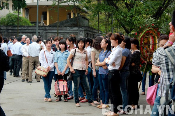 Ngay từ sáng sớm, các thầy cô giáo, đồng nghiệp và rất đông các thế hệ sinh viên là học trò đã trở về nhà tang lễ để dự lễ viếng và truy điệu PGS.TSKH Nguyễn Hải Kế.
