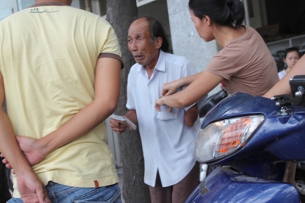 
	Cụ già bán vé số tật nguyền nhận được sự giúp đỡ của mọi người sau khi gặp cướp.