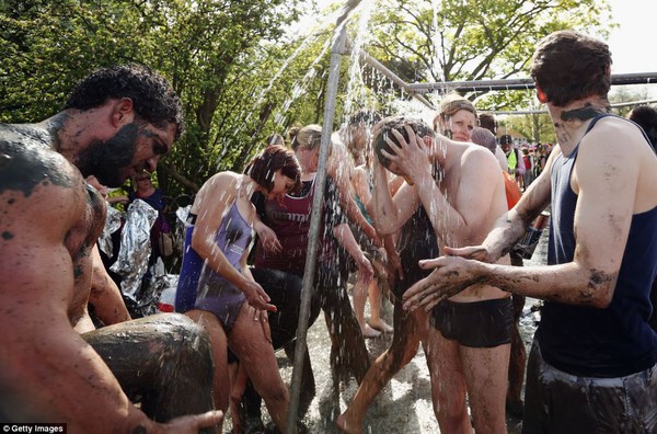 Mọi người thích thú tắm dưới vòi nước sau khi kết thúc cuộc đua.