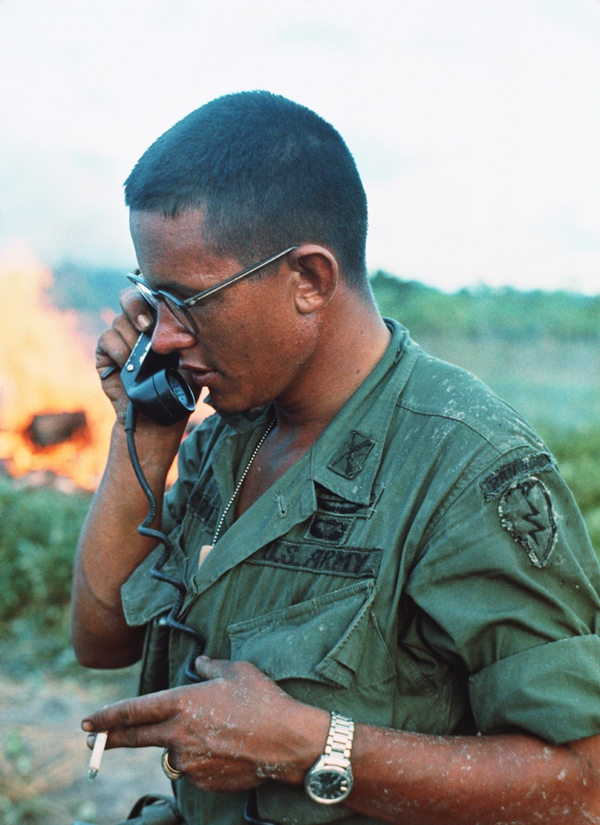 Một sĩ quan chiến trường đang nói chuyện điện thoại.