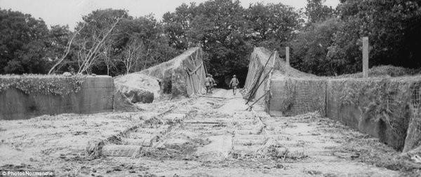 Các binh sĩ kiểm tra một bệ phóng ở Brix (Pháp), 2 tuần sau khi quân Đồng mình tiến vào nước này.