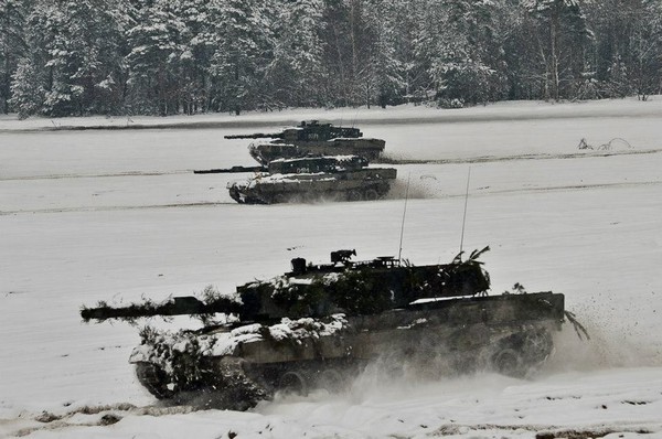 Tăng Leopard 2 của Lục quân Ba Lan phô diễn sức mạnh trên tuyết