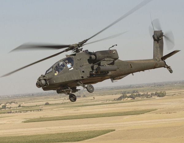 AH-64D Apache do tập đoàn Boeing (Mỹ) sản xuất dành cho nhiệm vụ tiêu diệt xe tăng, xe bọc thép, phá hủy công sự phòng ngự mặt đất . Trực thăng được trang bị 2 động cơ T700-GE-701C cho phép đạt tốc độ tối đa 293 km/h, bán kính tác chiến 480 km, trần bay 6.400 m. Trực thăng AH-64D Apache trang bị hỏa lực mạnh, đa năng gồm: pháo 30 mm M230E1, tên lửa chống tăng AGM-114 Hellfire (tầm bắn 500-8.000 m), tên lửa không đối không AIM-9, rocket 70 mm.