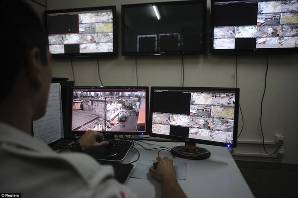 Cảnh sát theo dõi qua màn hình được kết nối với các camera an ninh tại những điểm nóng thuộc khu ổ chuột của thành phố Salvador.