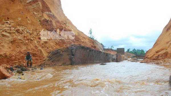 
	Một đoạn đập thủy điện tại làng Mok Den, xã Ya Tom, huyện Đức Cơ (Gia Lai) - Ảnh: T.B.Dũng
