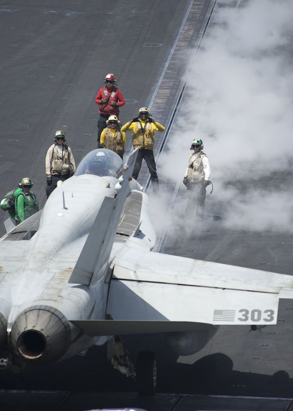 'Siêu ong bắp cày' F/A-18 được các binh sĩ chỉ dẫn vào vị trí để chuẩn bị cất cánh.