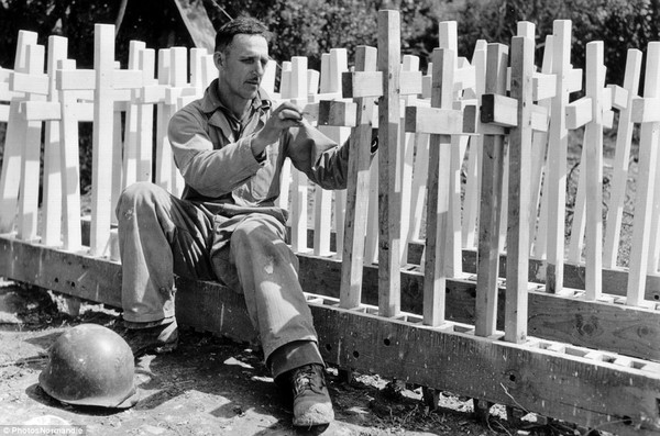 Một binh sĩ Mỹ đến từ Los Angeles đang làm chữ thập bằng gỗ để đánh dấu mộ của đồng đội hy sinh.
