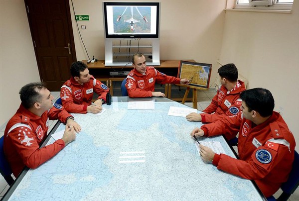 Các phi công thảo luận về chương trình huấn luyên trước khi cất cánh.