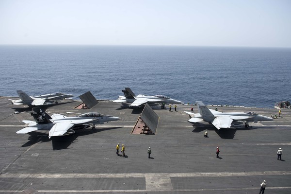 Các chiến đấu cơ F/A-18E Super Hornet đậu trên tàu sân bay hạt nhân USS Dwight D. Eisenhower để chuẩn bị tham gia bay huấn luyện trên biển Thái Bình Dương.