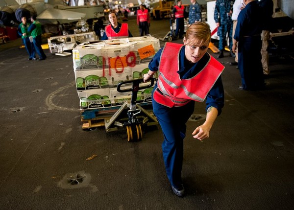 Các nhân viên của đơn vị hậu cần trên tàu sân bay Nimitz phụ trách vận chuyển mọi thứ từ thực phẩm đến đạn dược.