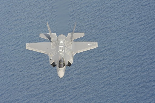 Chiến đấu cơ F-35A lần đầu tiếp nhiên liệu khi bay huấn luyện