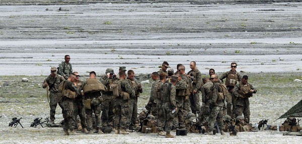 Lính thủy đánh bộ Mỹ và Philippines chuẩn bị sẵn sàng tham gia cuộc diễn tập bắn đạn thật.