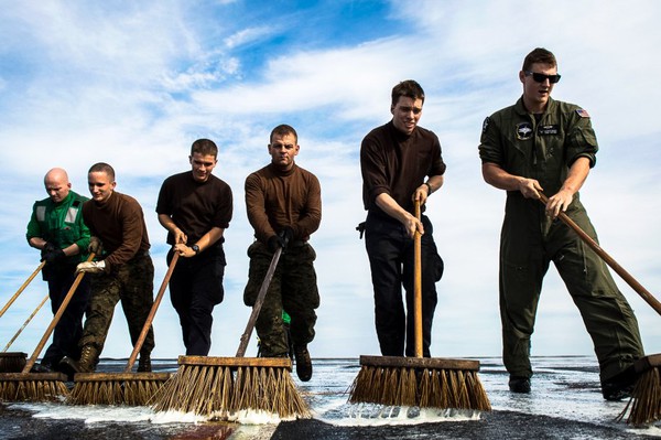 Các binh sĩ dành phần lớn thời gian để làm vệ sinh trên tàu sân bay Nimitz, như đang làm ở trên.