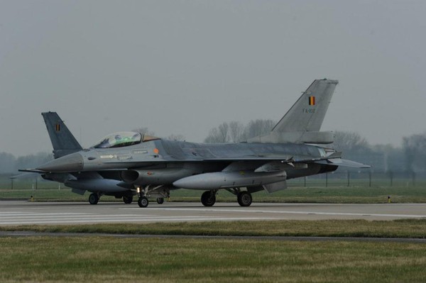 Một chiếc chiến đấu cơ F-16AM của Không quân Bỉ đậu trên đường băng