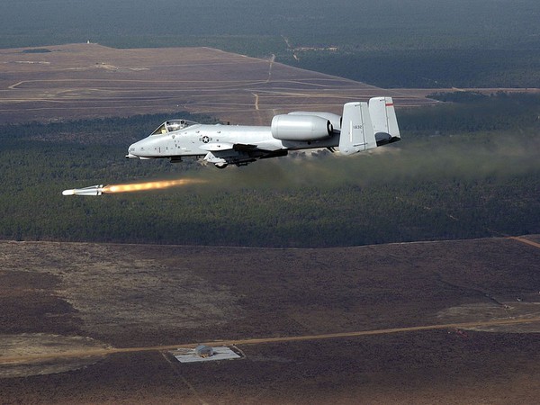 Nhưng loại máy bay được đánh giá hỗ trợ bộ binh hiệu quả nhất là “lợn lòi” A-10 Thunderbolt.