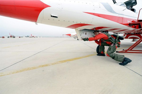 Một phi công kiểm tra máy bay trước khi tham gia buổi huấn luyện.
